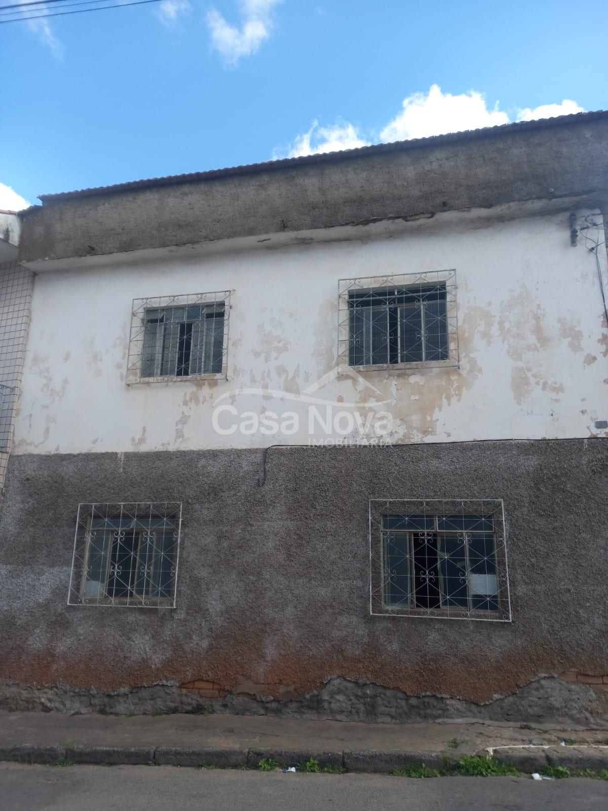 Casa 5 quartos com terreiro no Bairro São Pedro em Bbarbacena.
