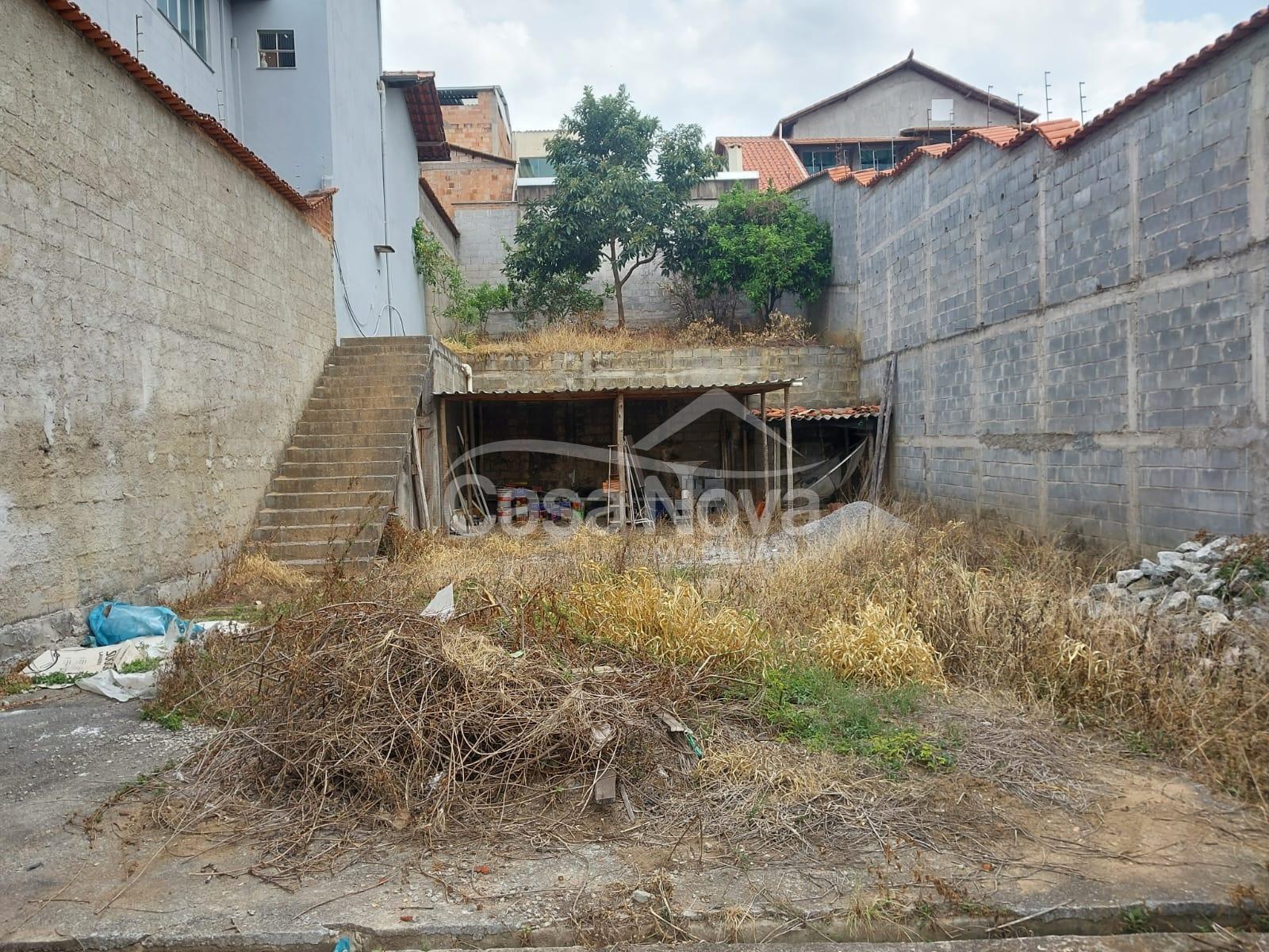 Lote com 300m  todo murado e com poço semi artesiano no Bairro...