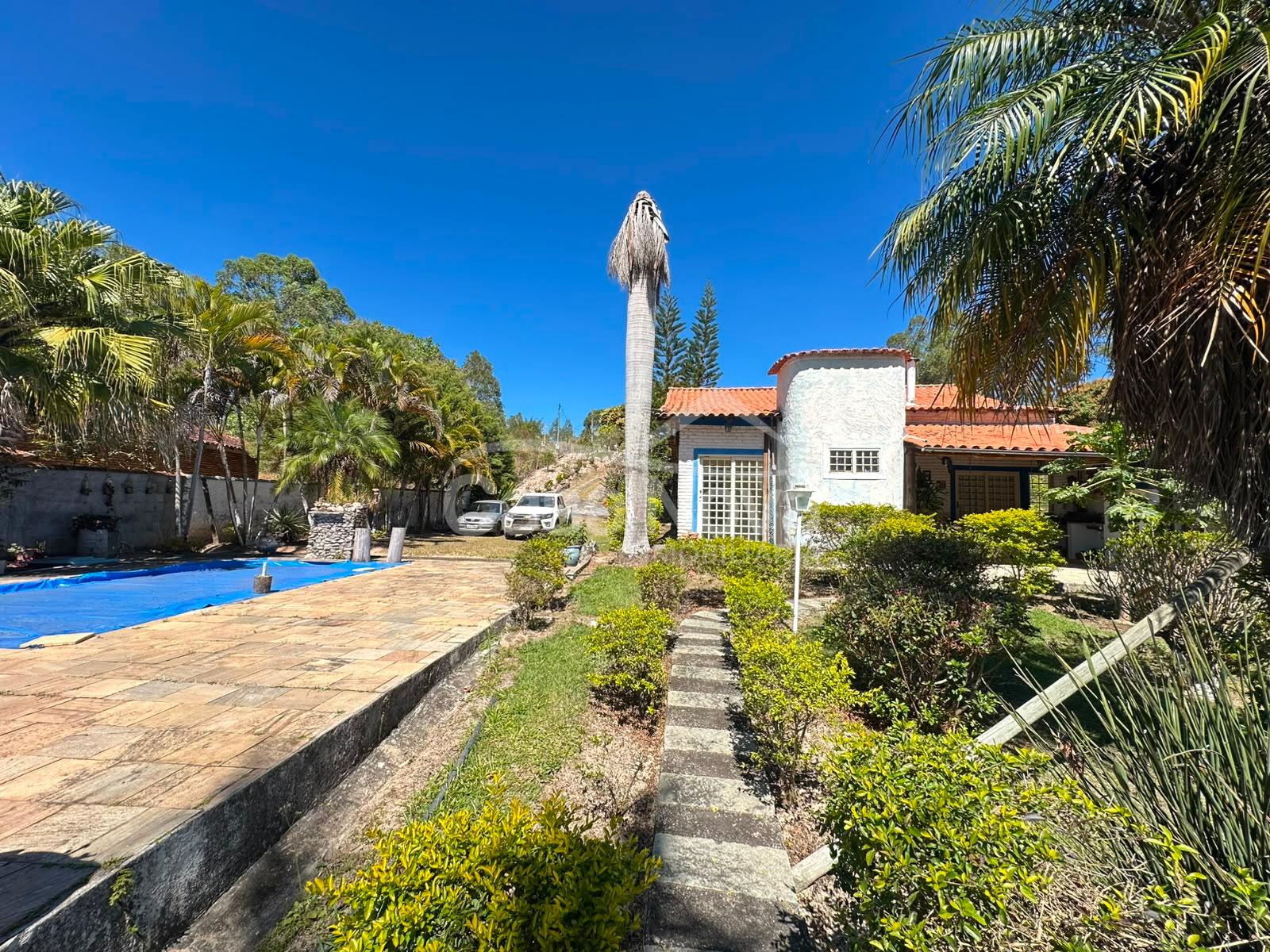 Casa a venda na represa em Camargos - MG