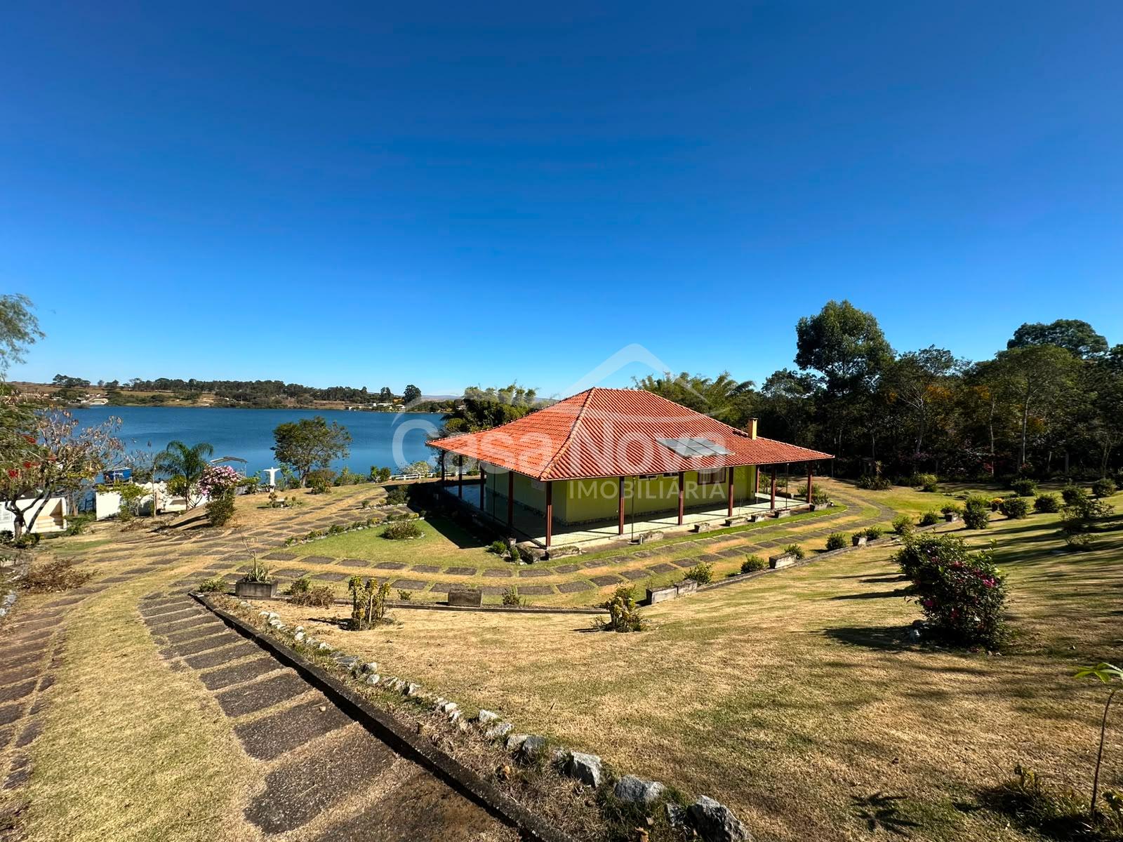 Casa a venda na represa em Camargos - MG