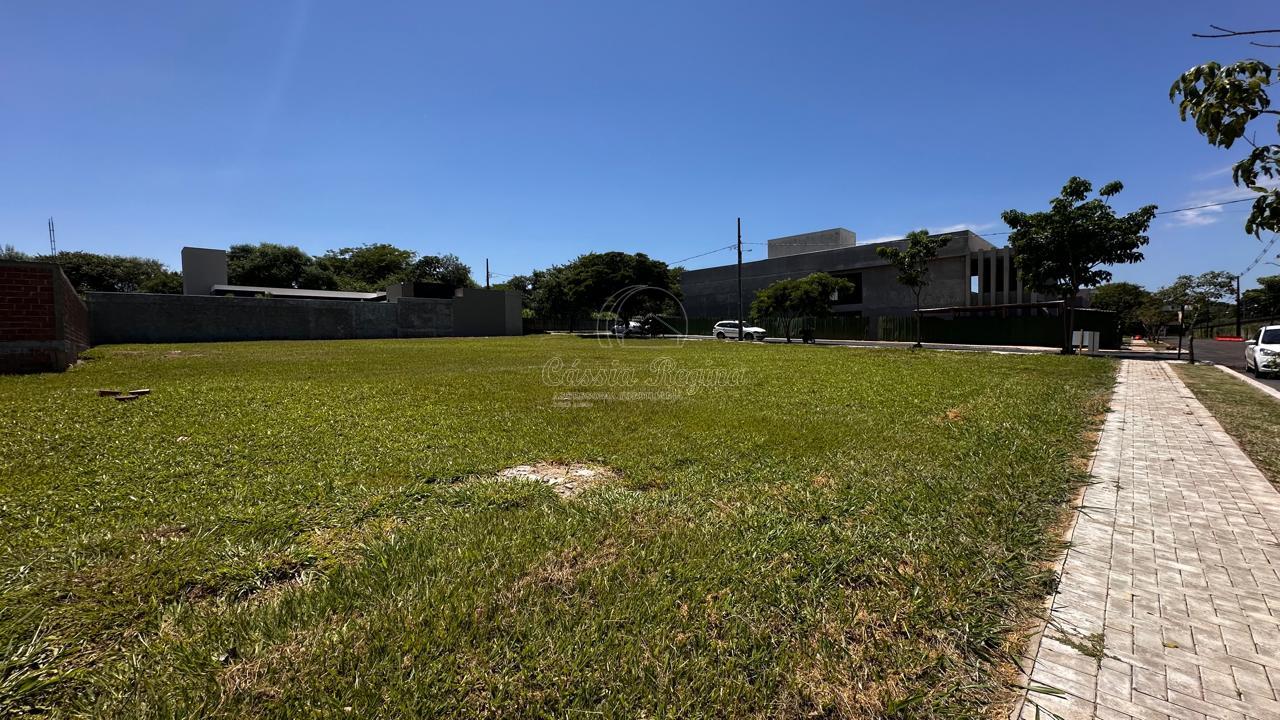 Terreno com área de 600m2 no Condomínio Fechado Rose Garden