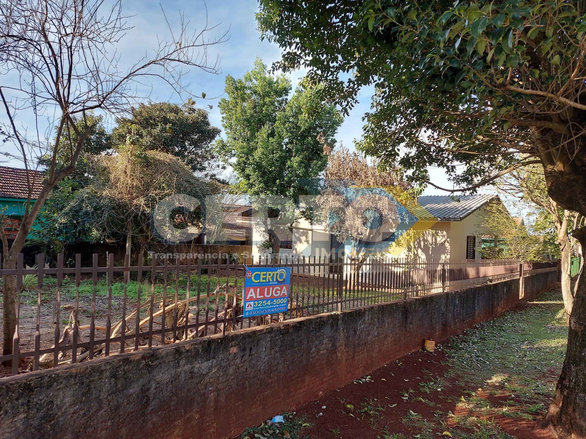 Casa com 4 dormitórios, 2  bwc, sala, cozinha, lavanderia, dis...