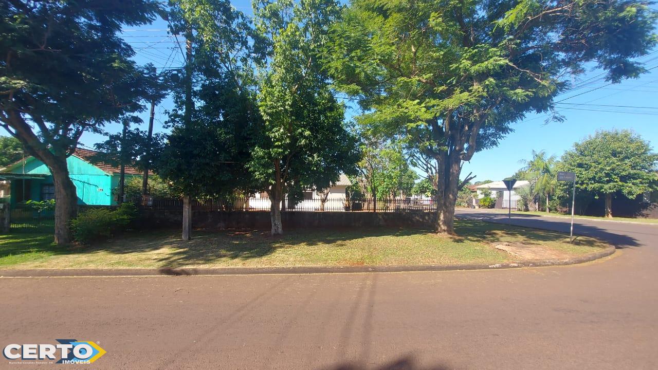 Casa com 4 dormitórios, 2  bwc, sala, cozinha, lavanderia, dis...