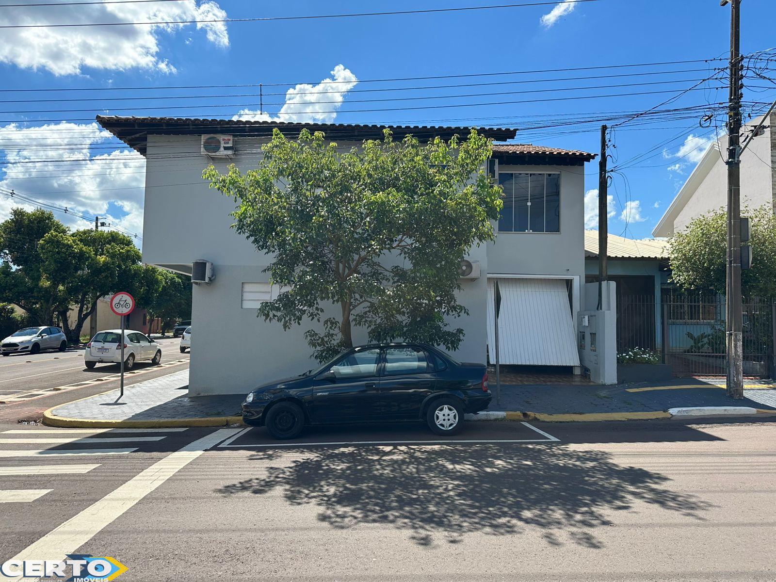 PRÉDIO COM SALA COMERCIAL E APARTAMENTO À VENDA NO CENTRO