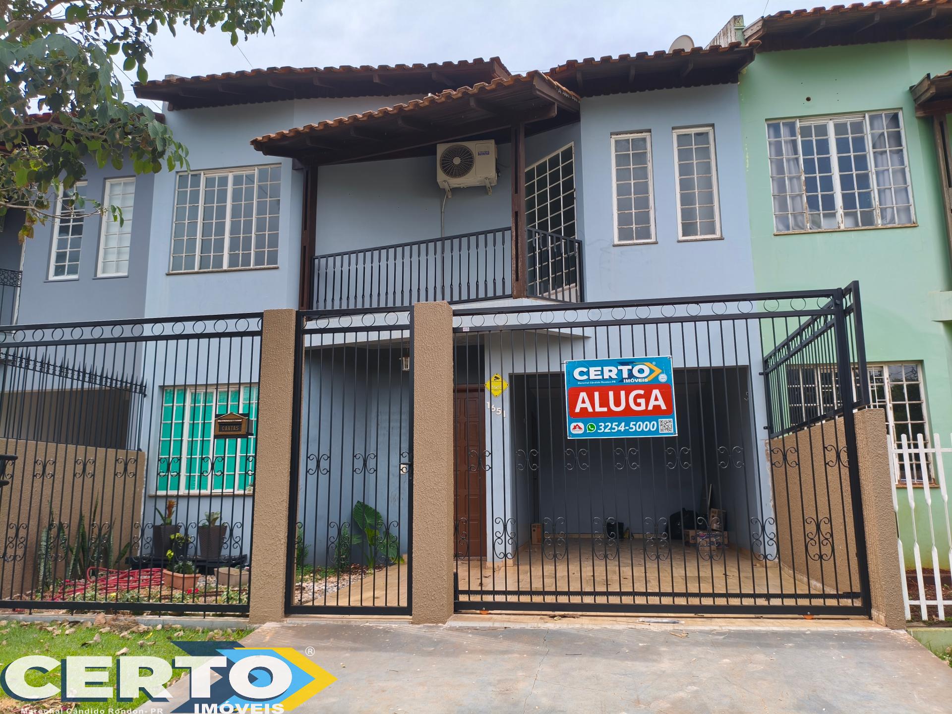 Sobrado com 01 suíte com sacada   02 quartos