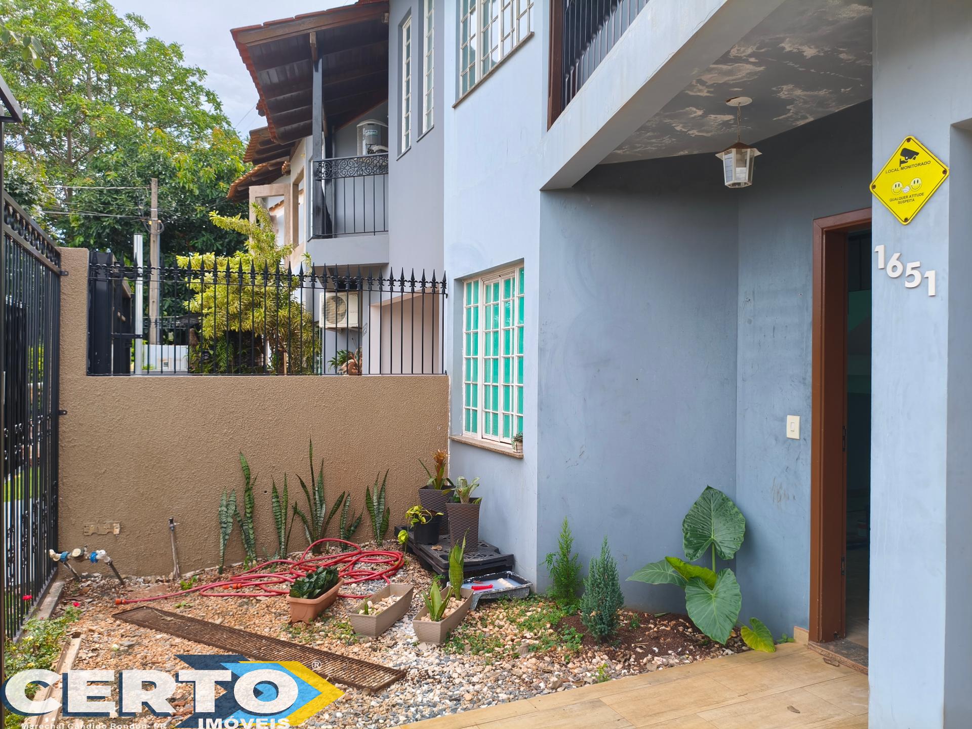 Sobrado com 01 suíte com sacada   02 quartos