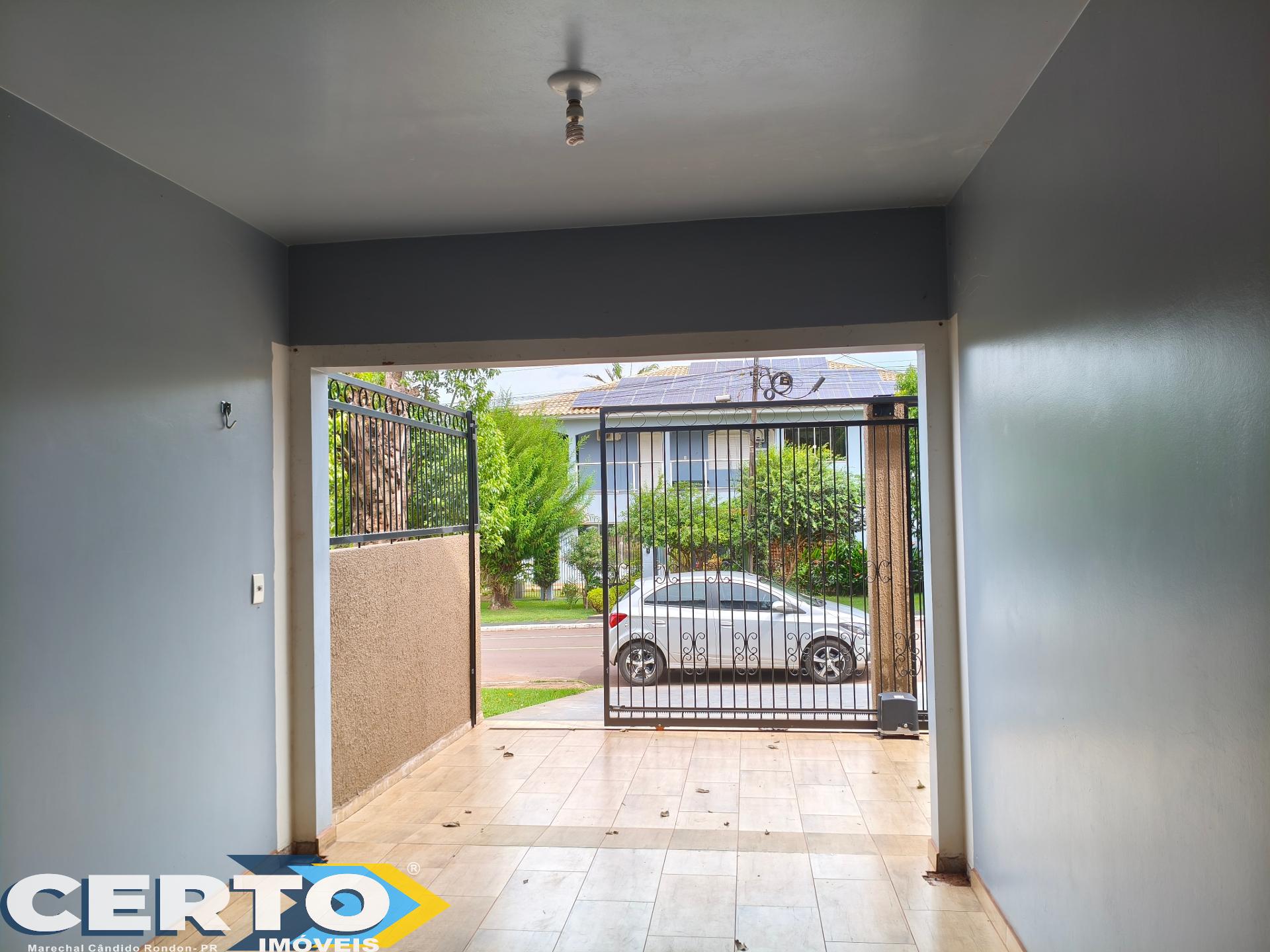 Sobrado com 01 suíte com sacada   02 quartos