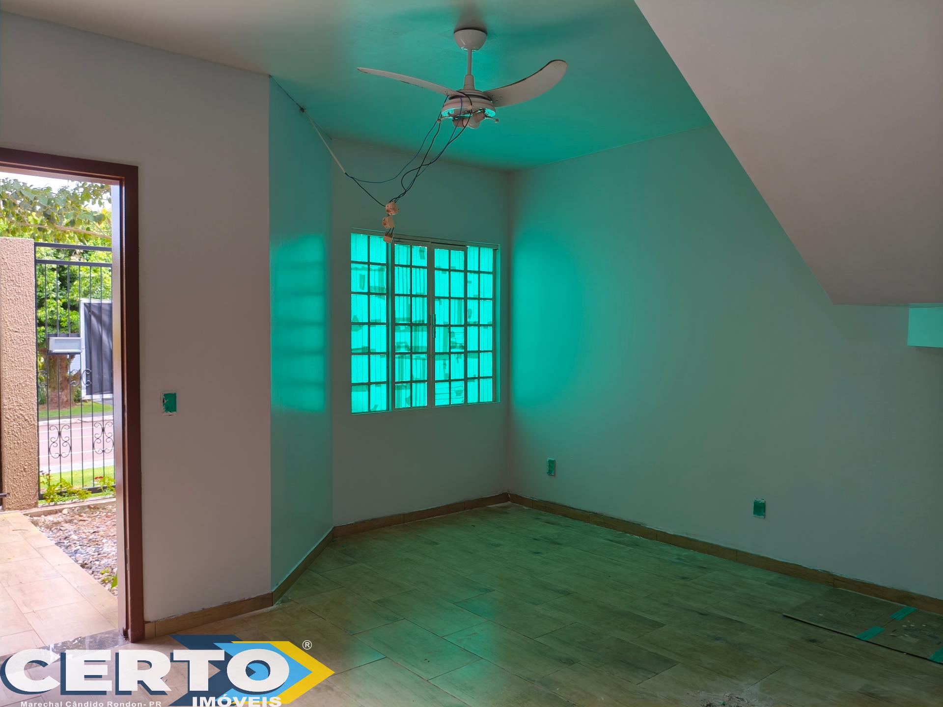 Sobrado com 01 suíte com sacada   02 quartos