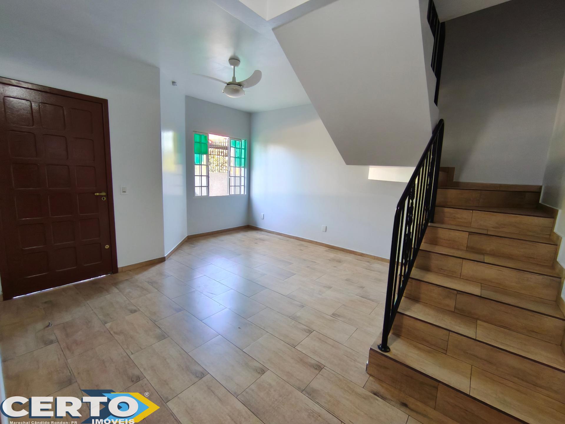 Sobrado com 01 suíte com sacada   02 quartos