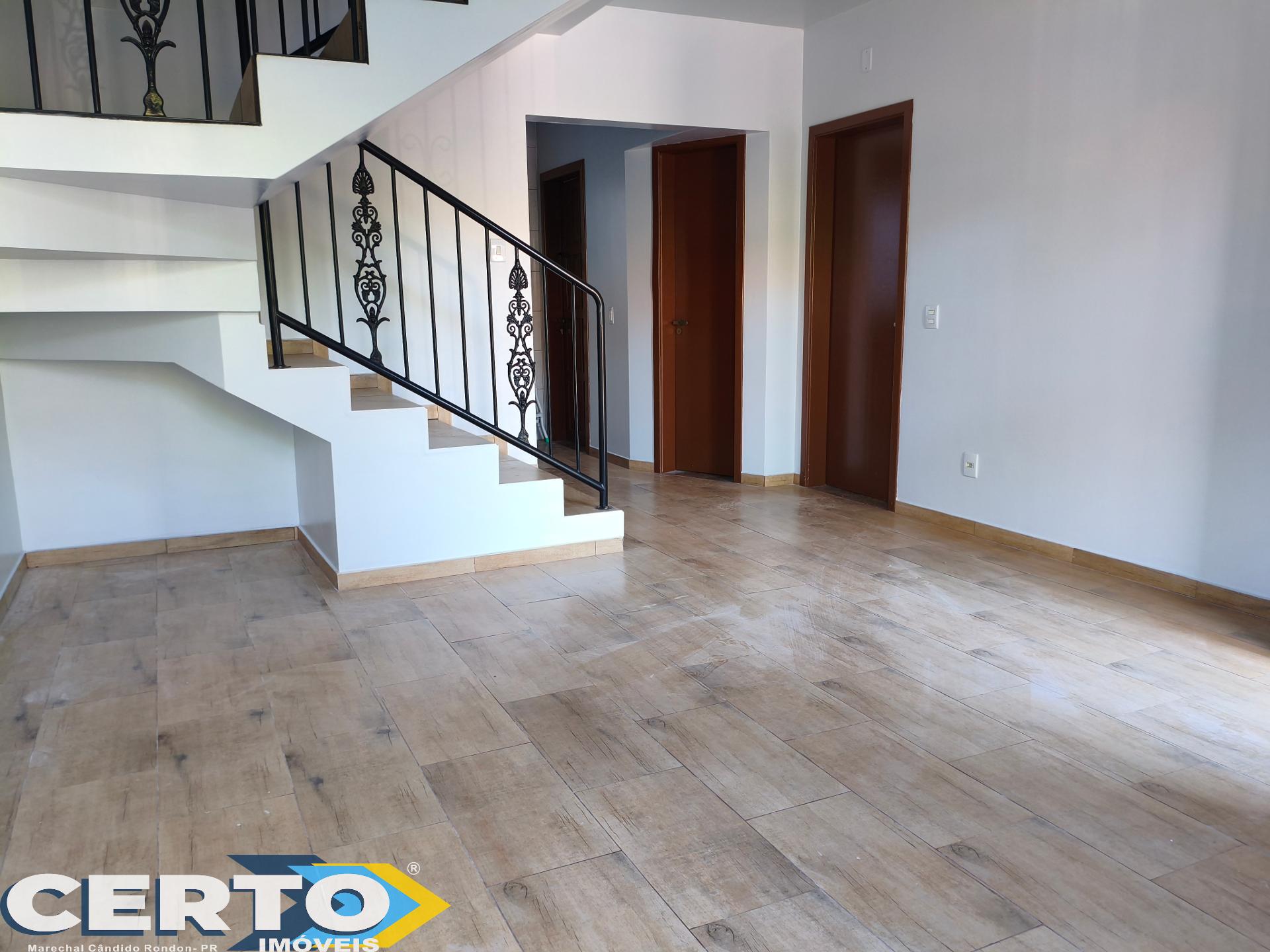 Sobrado com 01 suíte com sacada   02 quartos