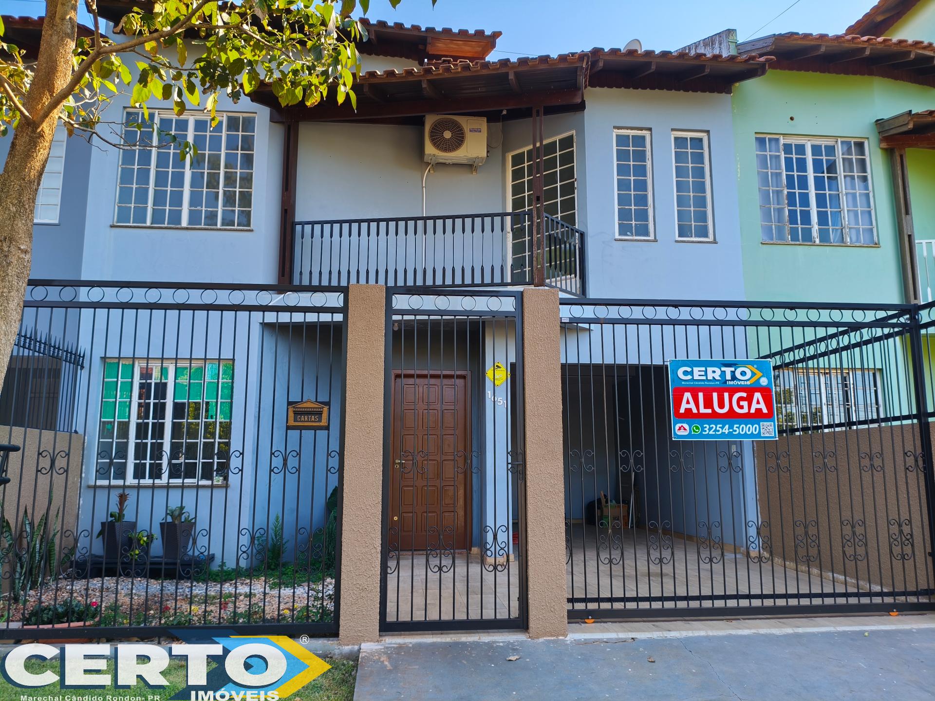 Sobrado com 01 suíte com sacada   02 quartos