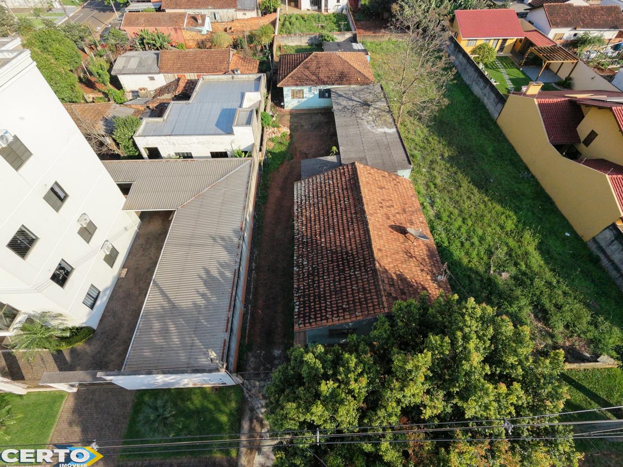 TERRENO COM 02 CASAS À VENDA PRÓXIMO AO CENTRO