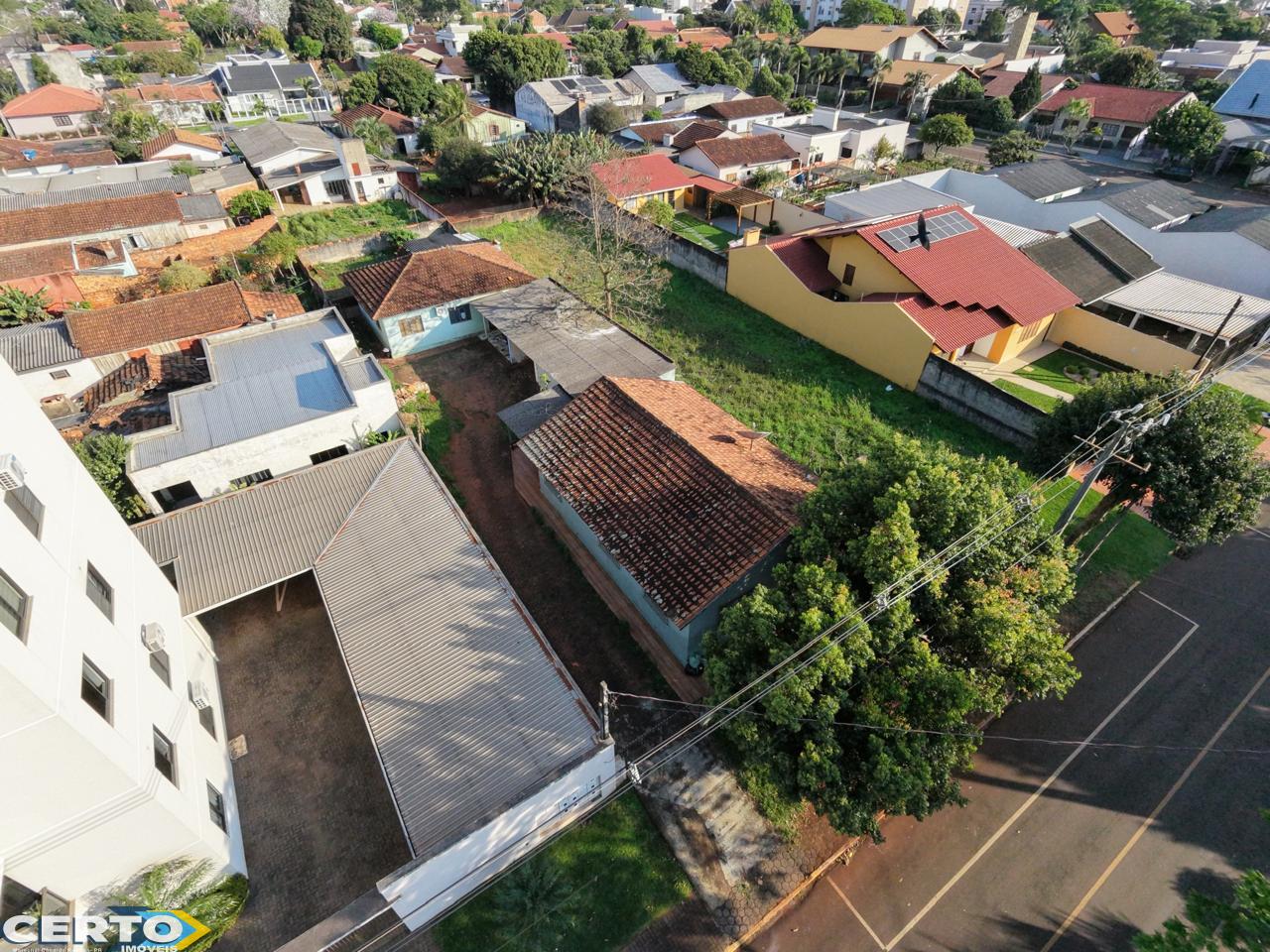 TERRENO COM 02 CASAS À VENDA PRÓXIMO AO CENTRO