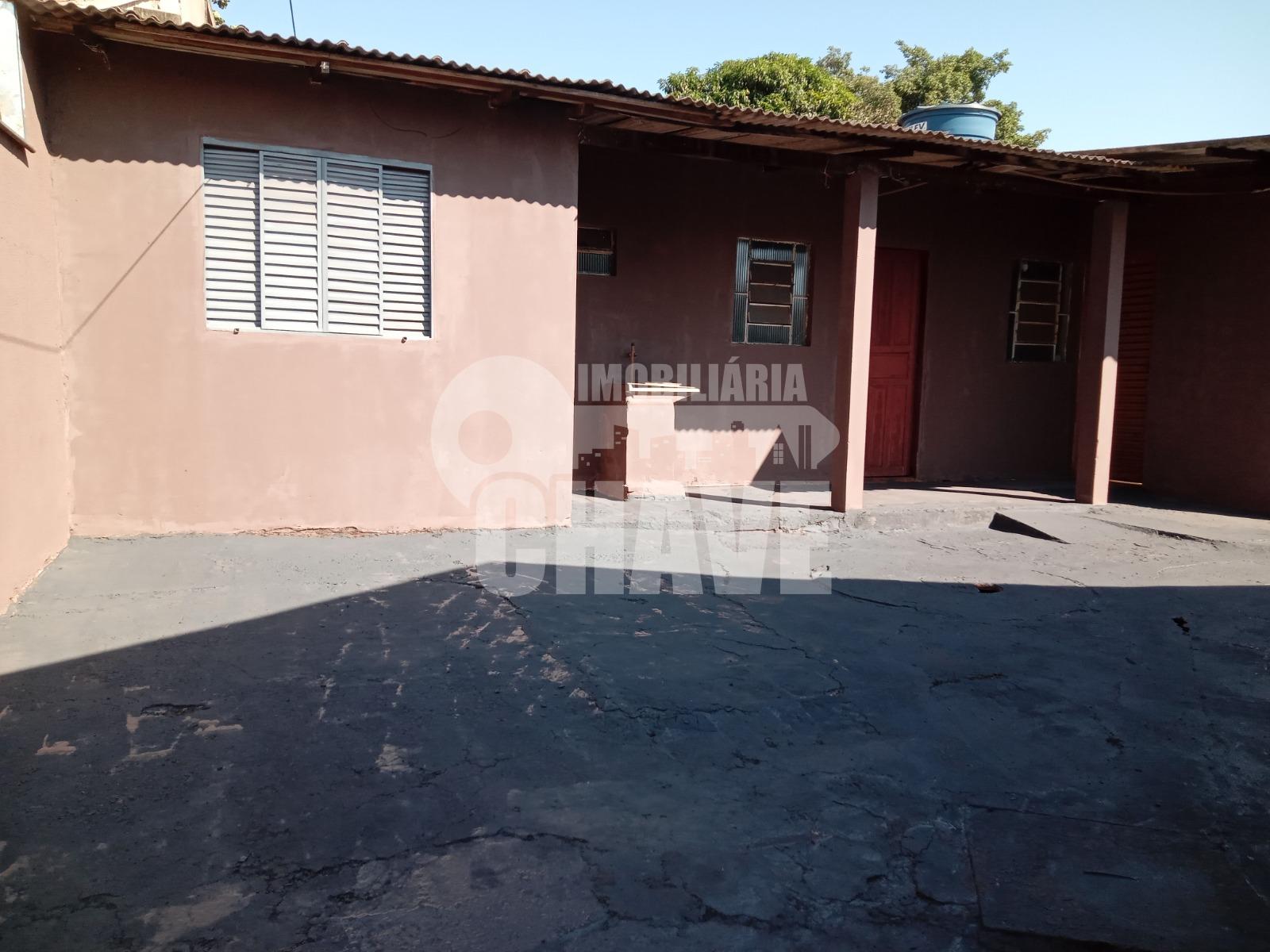Vende-se Casa com Edícula no Jardim Acapulco - Londrina - PR