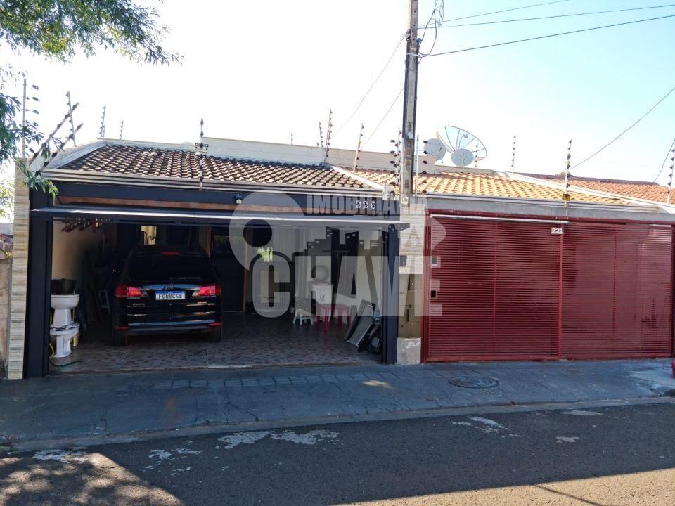 Vende-se Casa com 3 Dormitórios no Jardim Piza em Londrina - PR