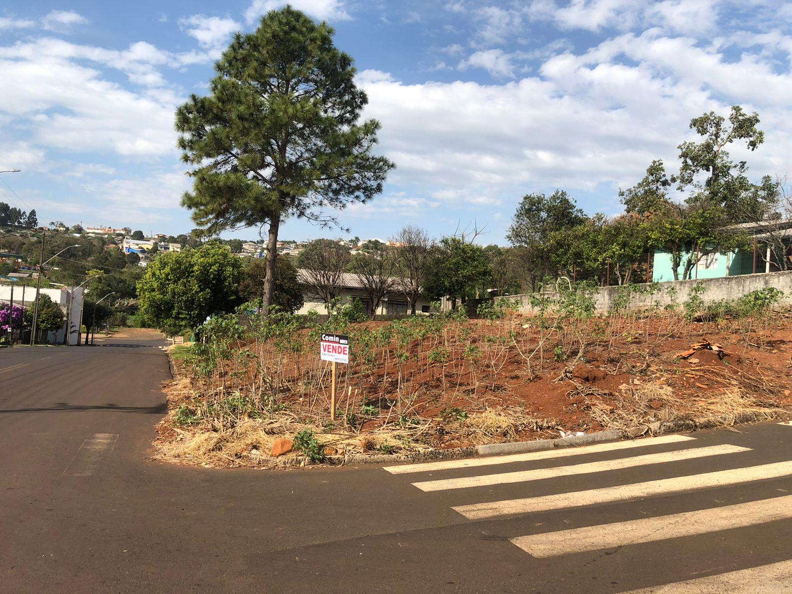 Lote de esquina à venda.