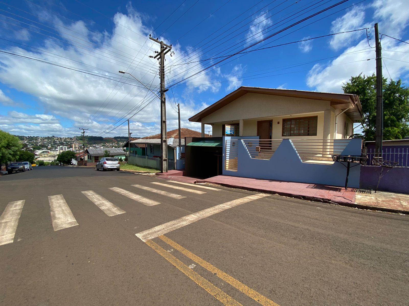 Casa ? venda com 2 pisos em alvenaria.
