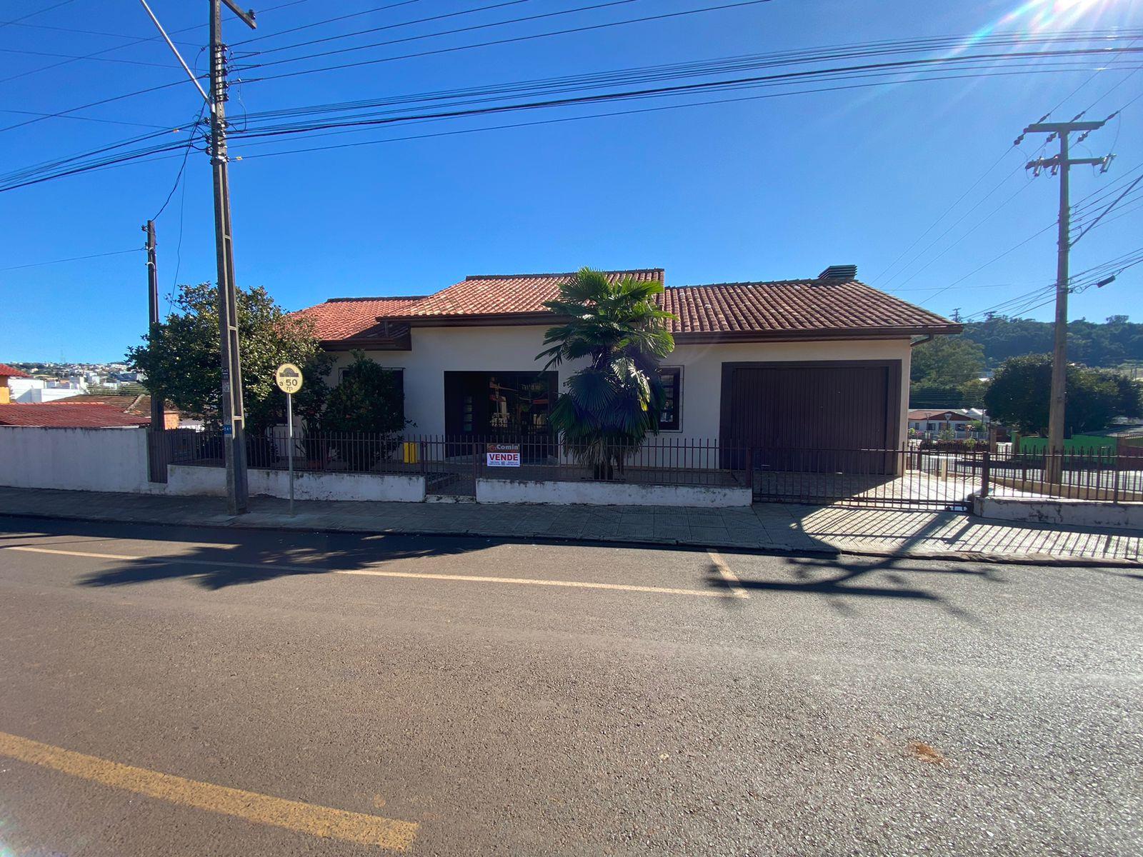 Casa de esquina ? venda na rua Liberdade.