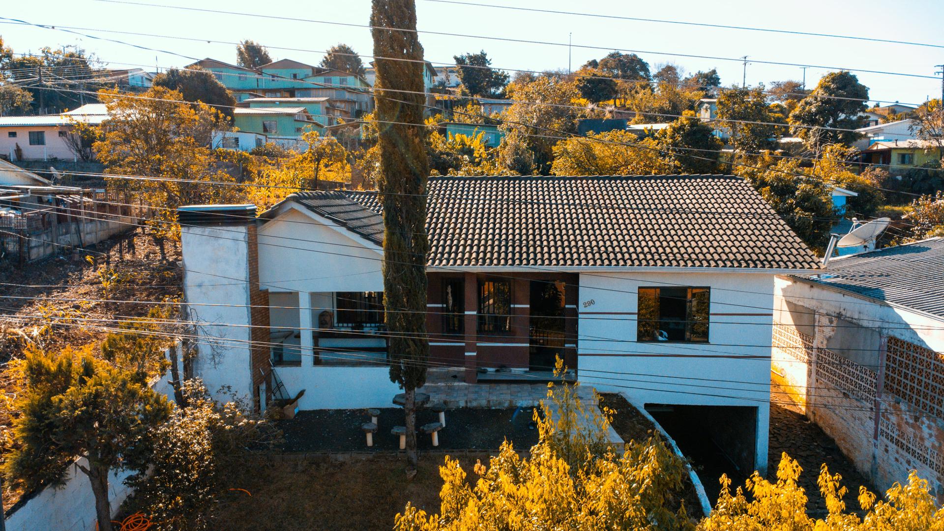 Casa à venda, com 03 dormitórios.