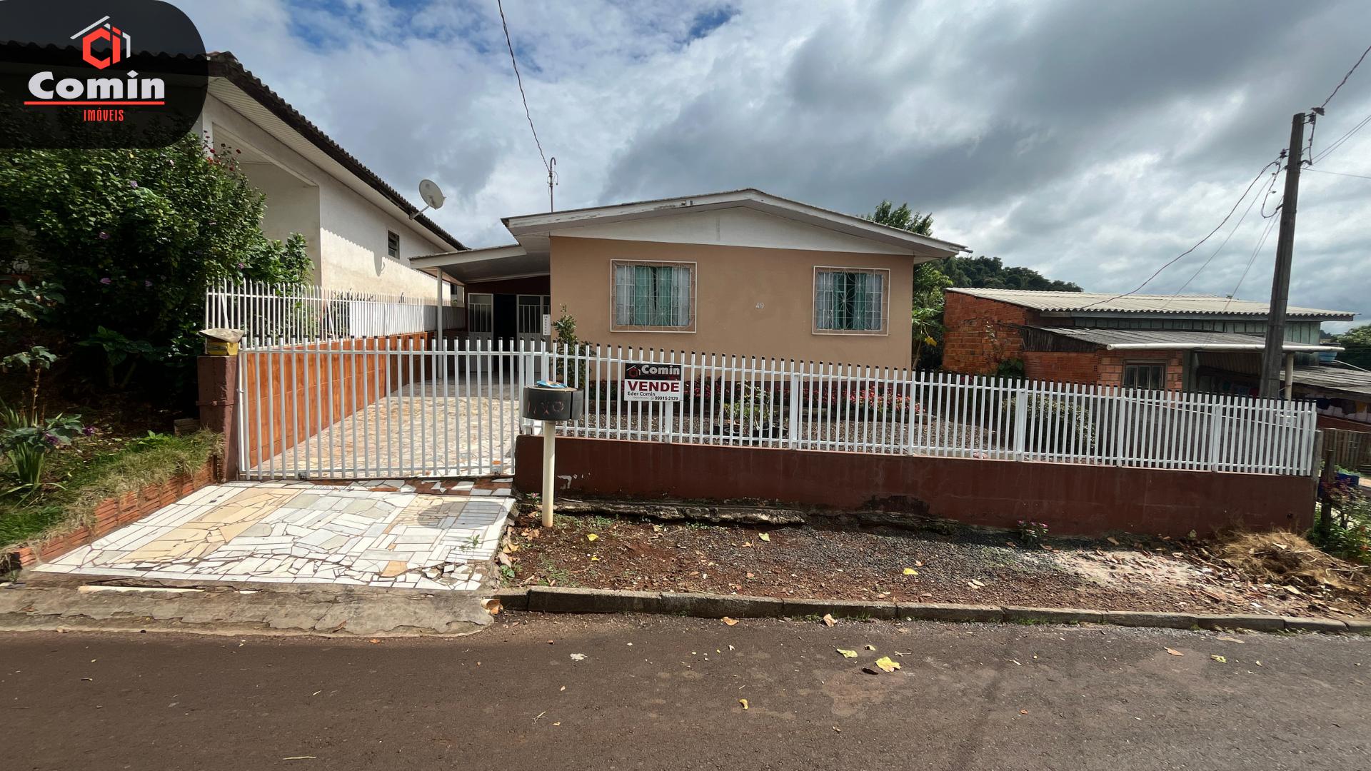 Casa ? venda, com lote de 435 metros quadrados.