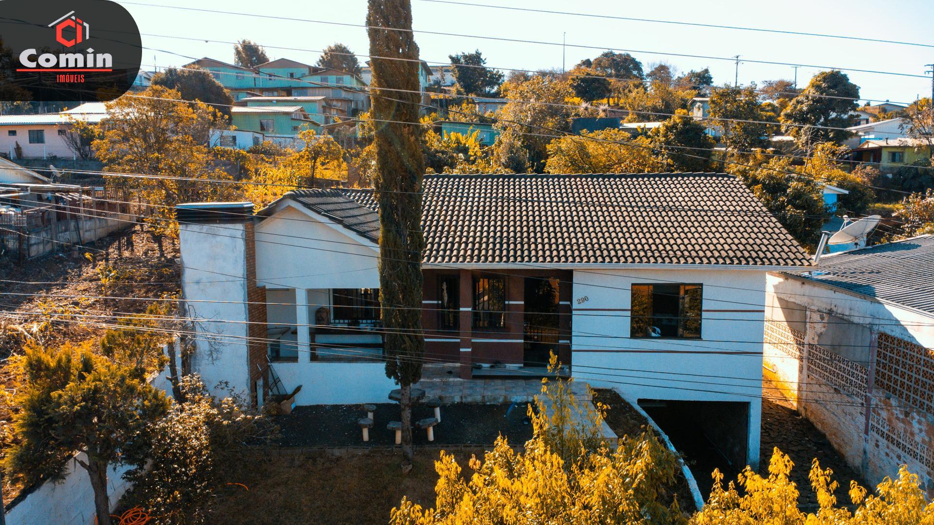 Casa à venda, com 03 dormitórios.