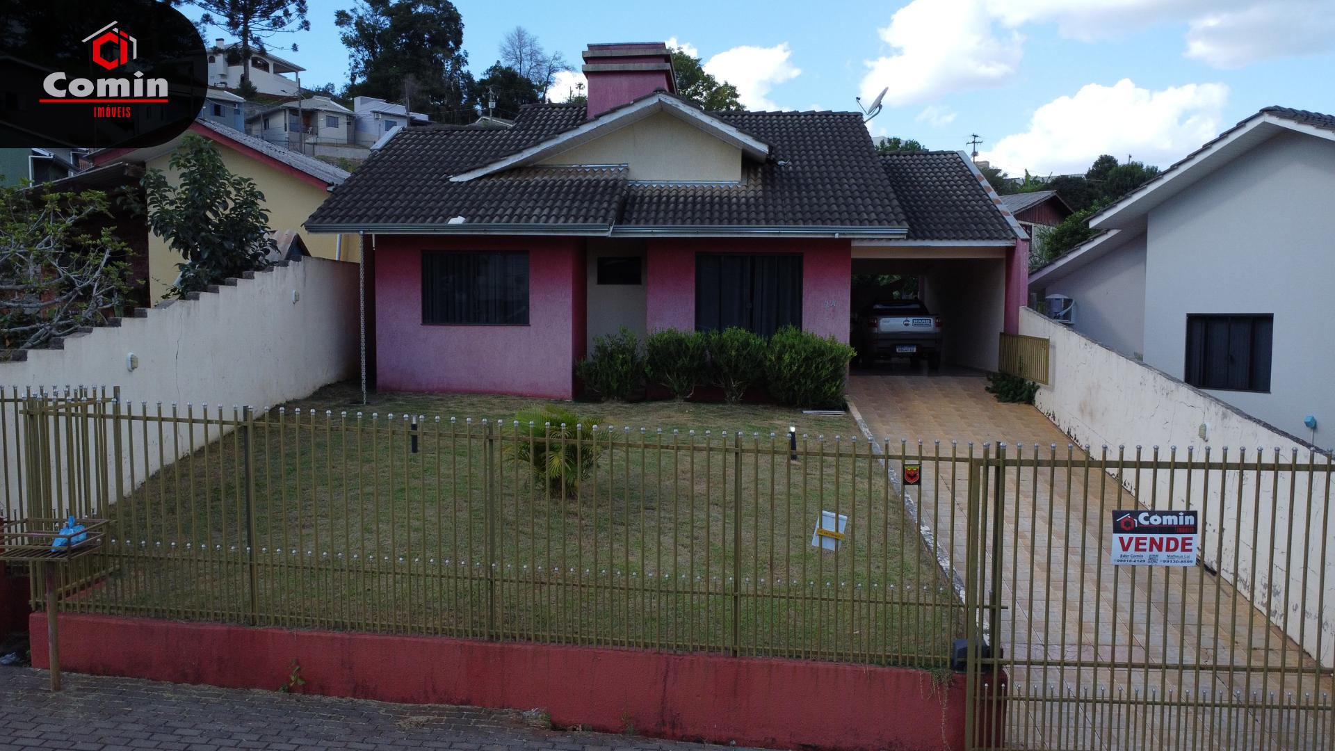 Casa á venda localizada na rua Vitorio de Cezaro.