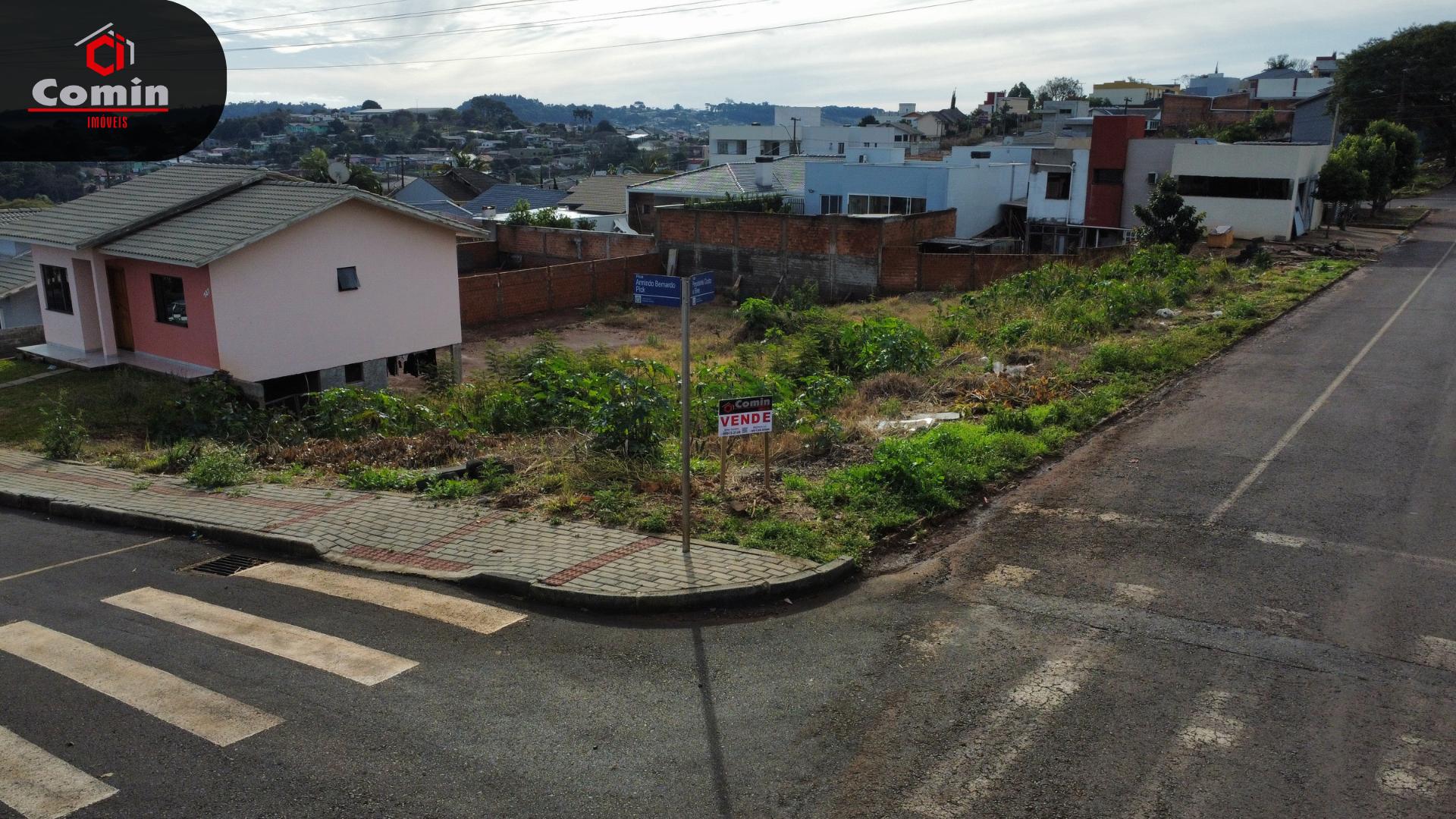 Lote de esquina à venda.