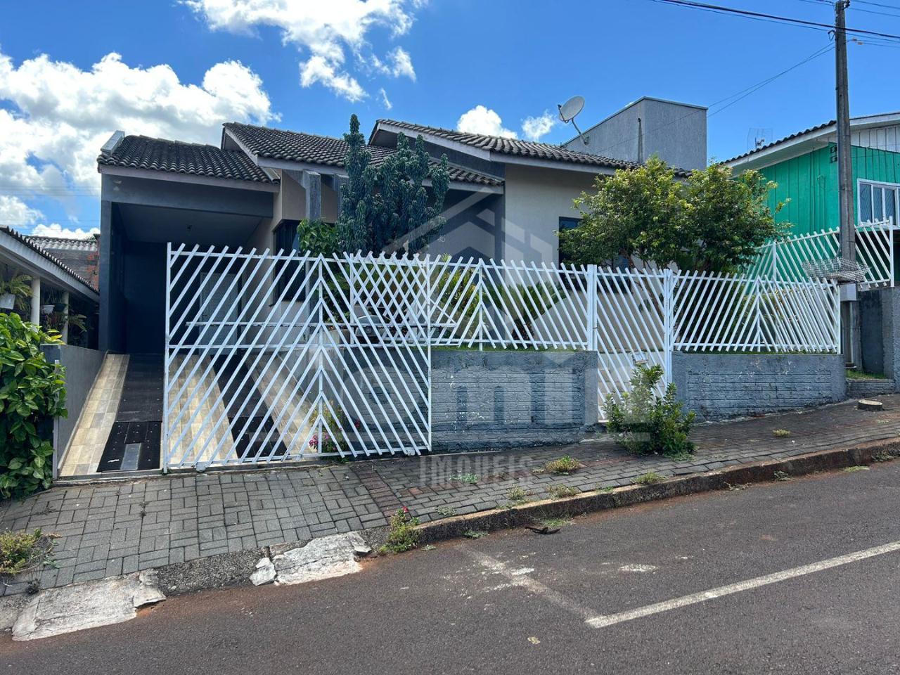 Casa em Alvenaria para locação na Rua dos Caminhões.