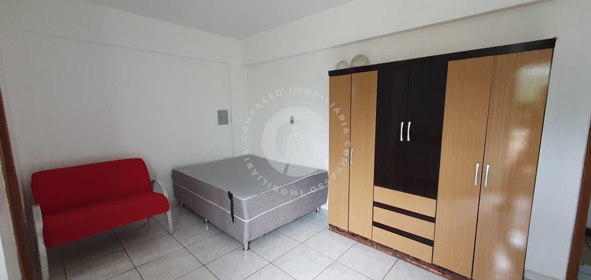 Apto semi mobiliado no Ed. La Torre  quarto, cozinha, lavander...