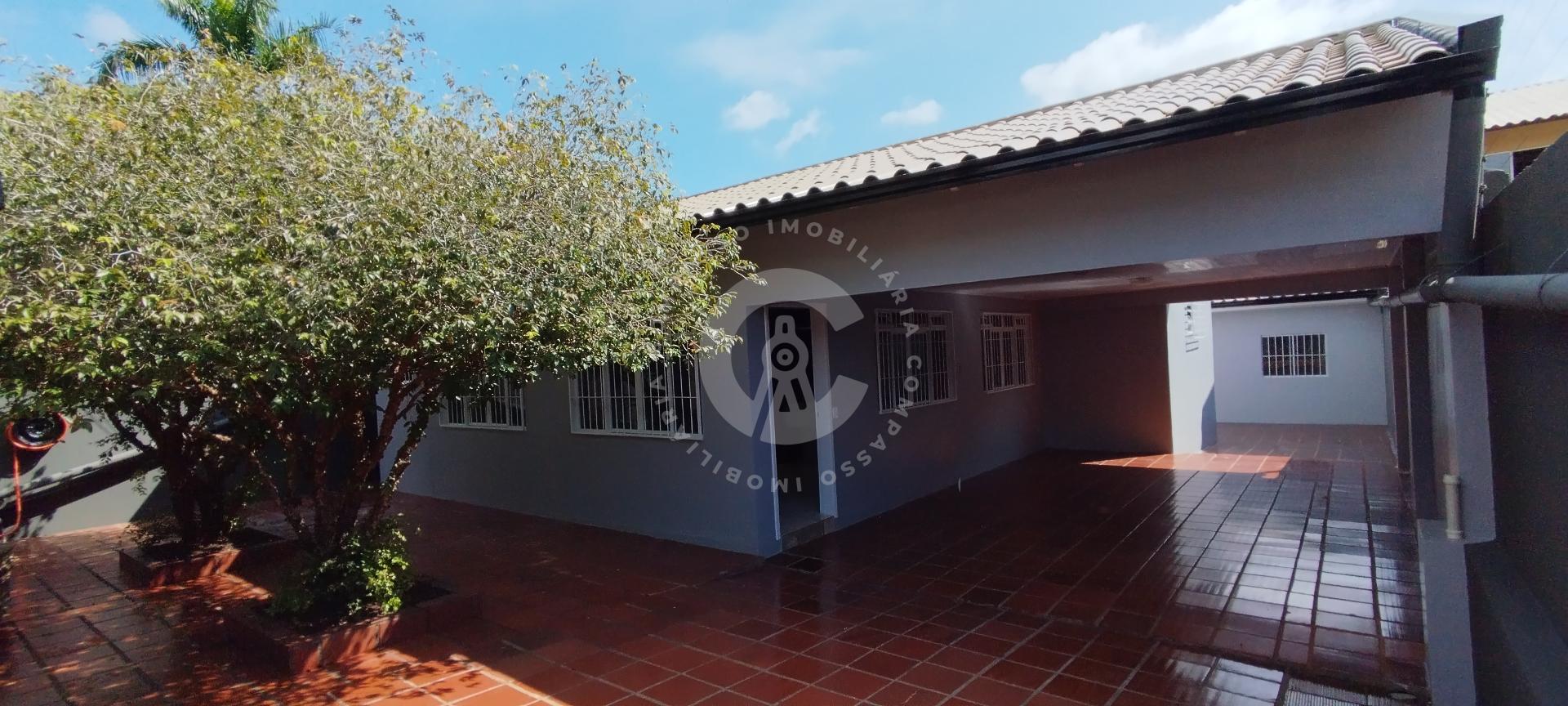 Casa com 03 dormitórios à venda no Jardim Tarobá em FOZ DO IGU...