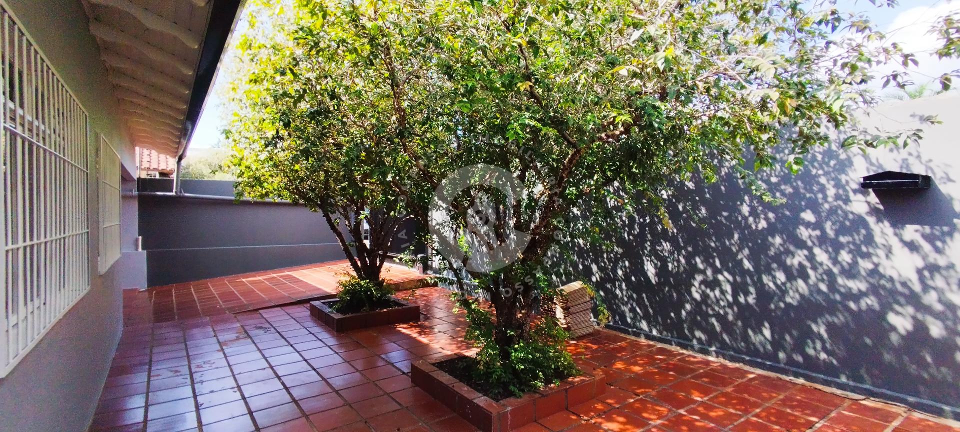 Casa com 03 dormitórios à venda no Jardim Tarobá em FOZ DO IGU...