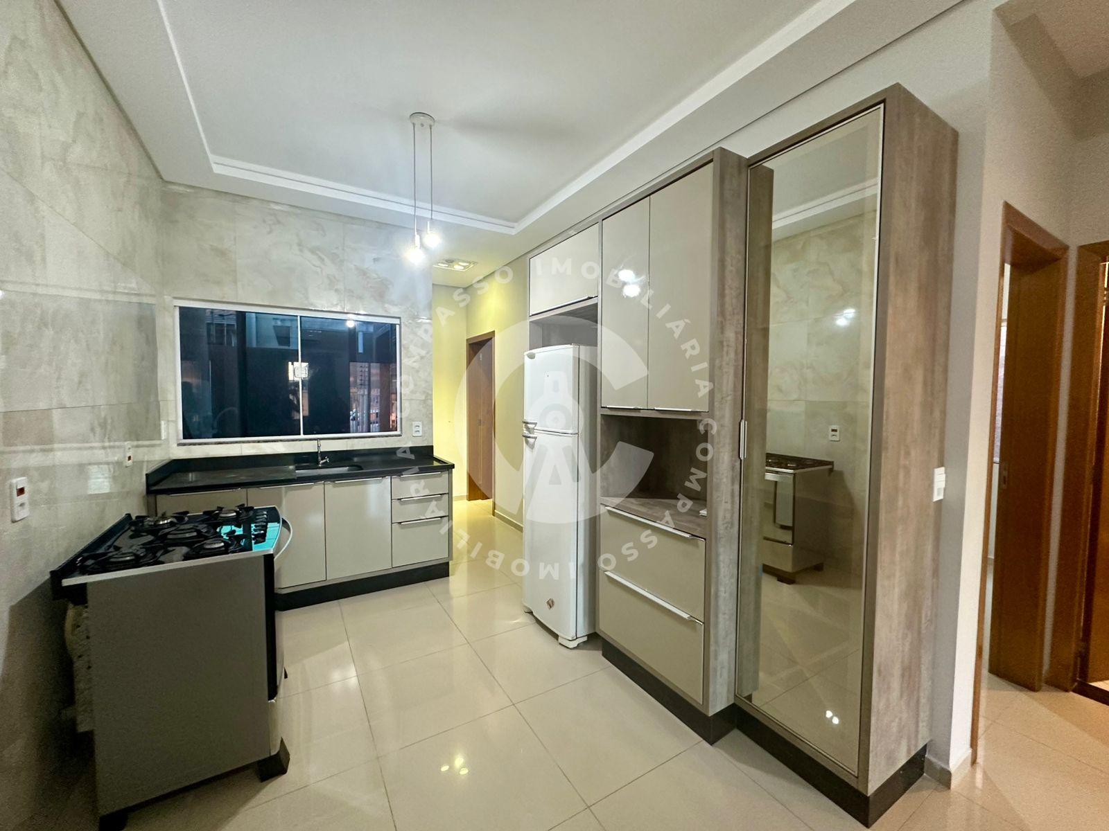 Casa com placas solares e 03 dormitórios no Villa Floratta