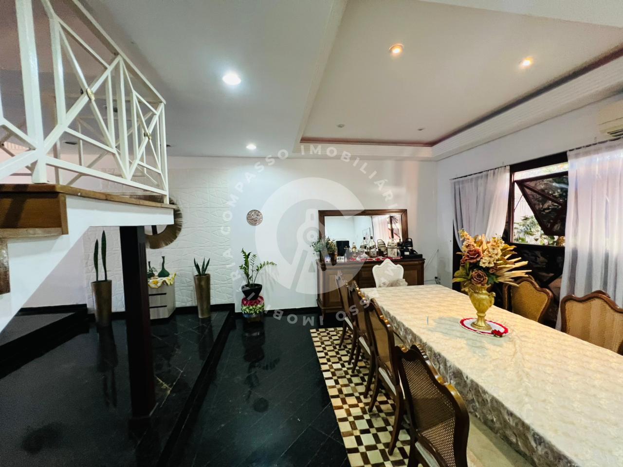 Sobrado amplo no Jardim Lancaster com quatro quartos, suíte e ...