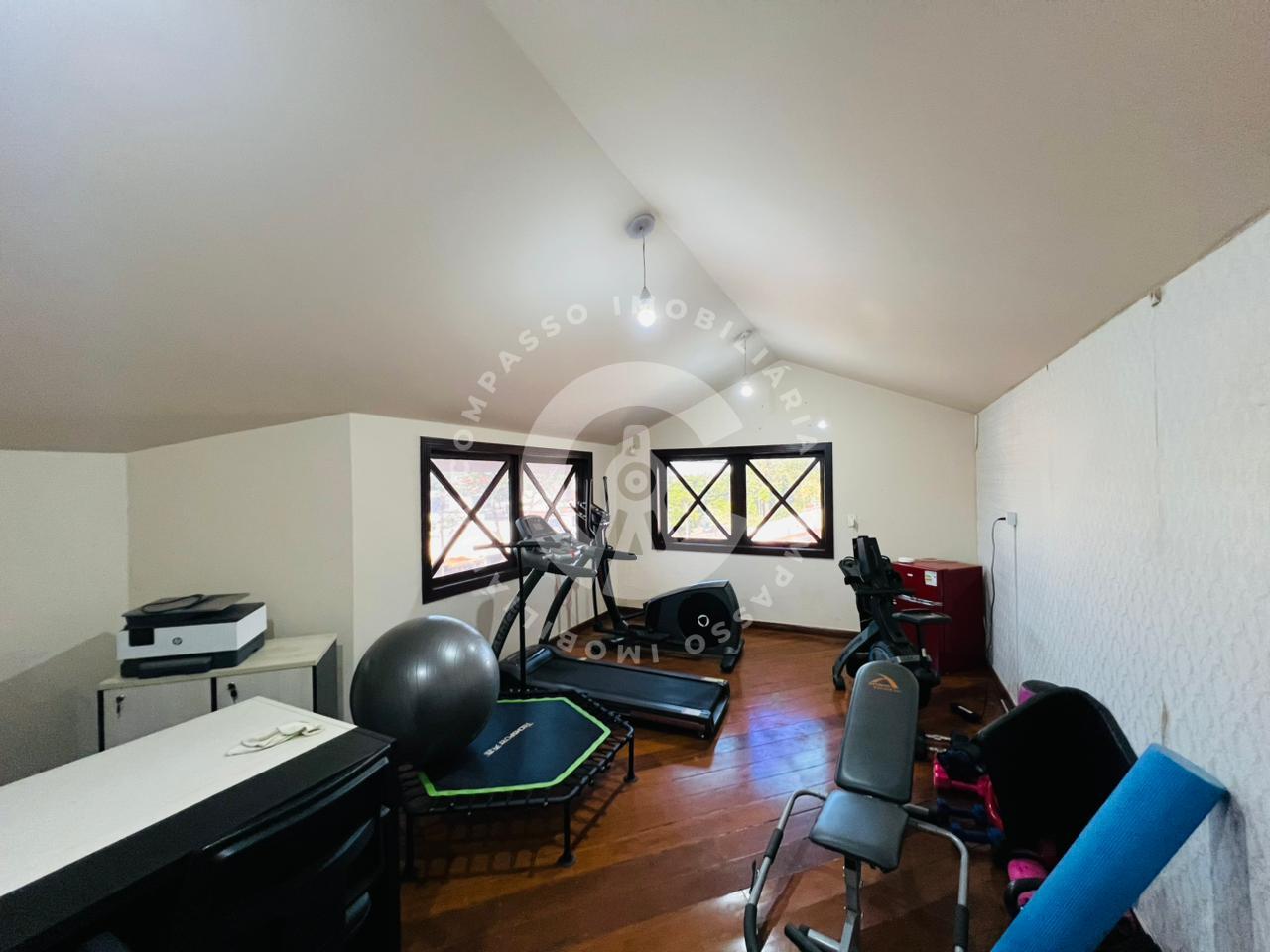 Sobrado amplo no Jardim Lancaster com quatro quartos, suíte e ...