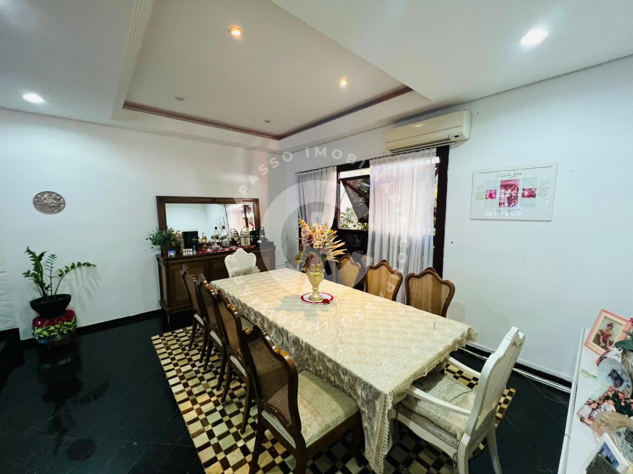 Sobrado amplo no Jardim Lancaster com quatro quartos, suíte e ...