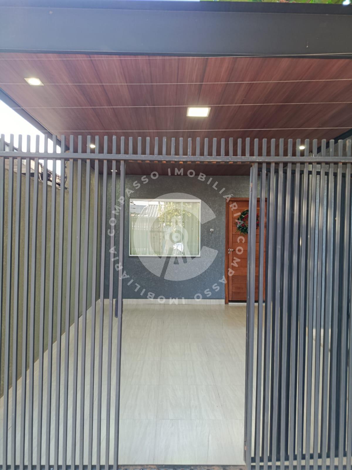 Casa no Três Bandeiras com 2 quartos e cozinha planejada.