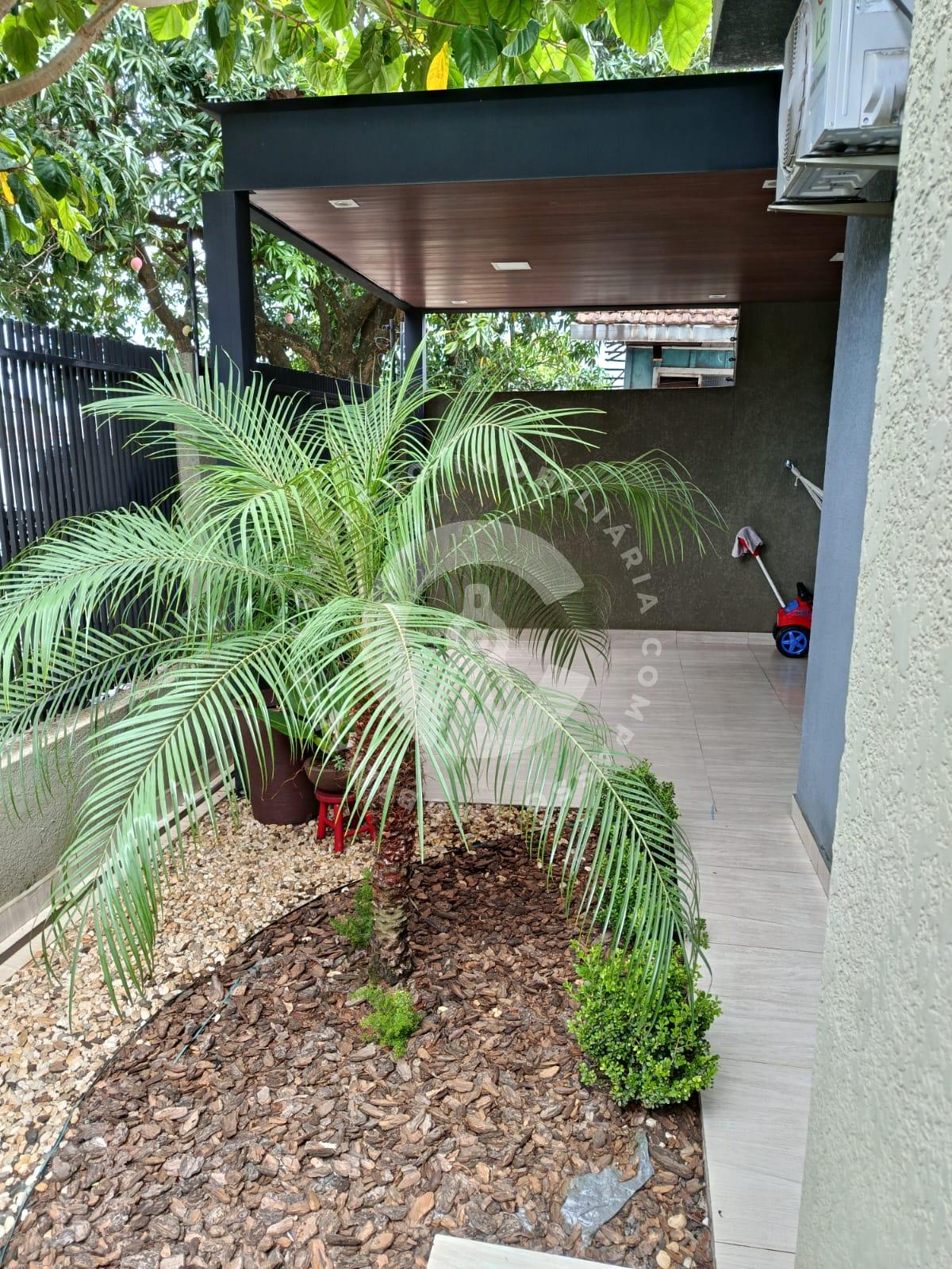 Casa no Três Bandeiras com 2 quartos e cozinha planejada.