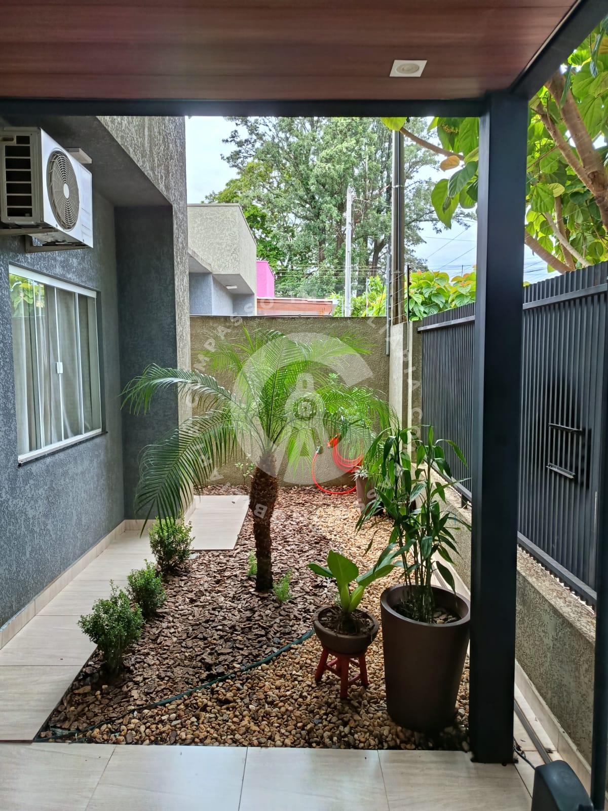 Casa no Três Bandeiras com 2 quartos e cozinha planejada.