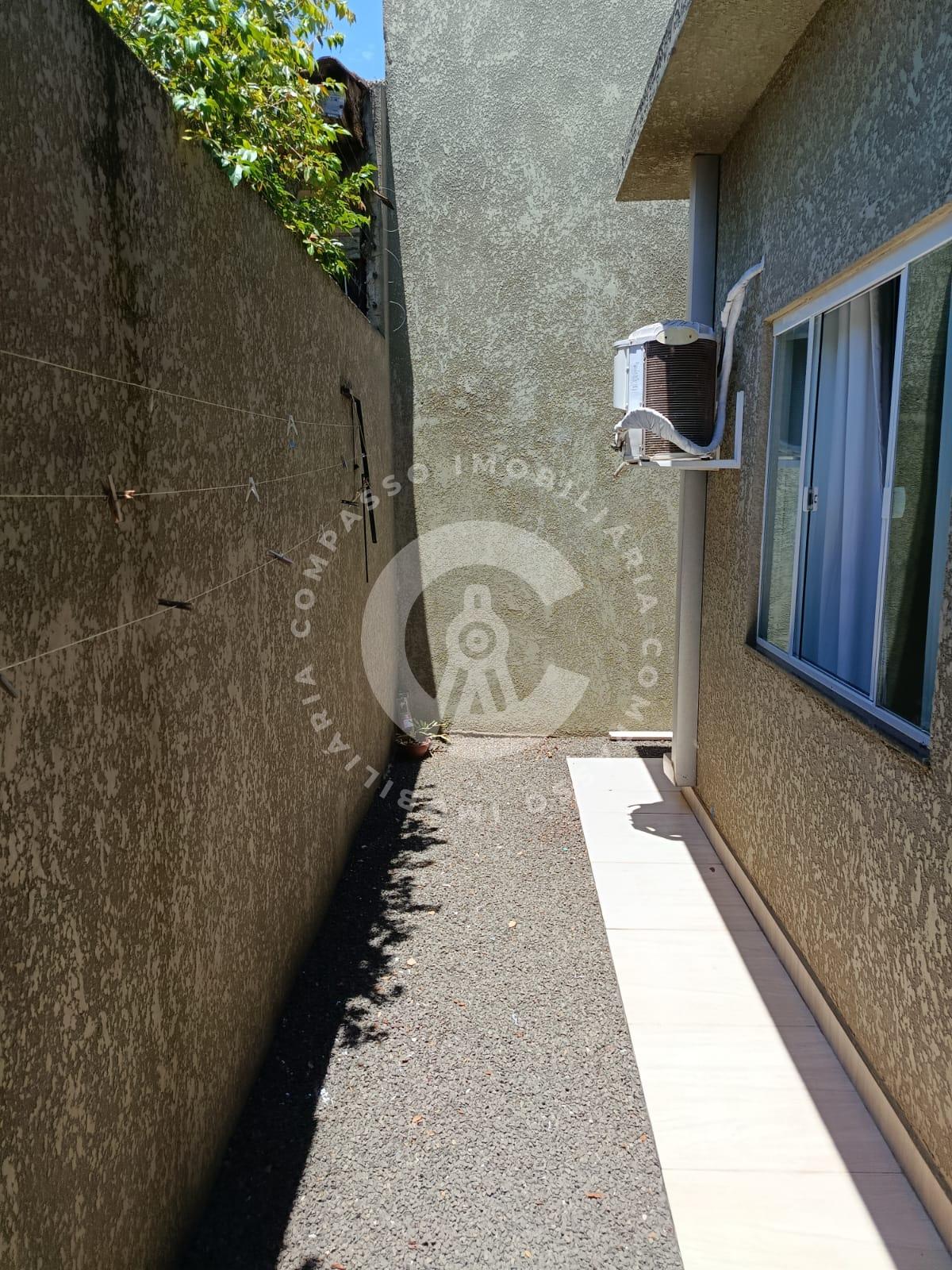 Casa no Três Bandeiras com 2 quartos e cozinha planejada.