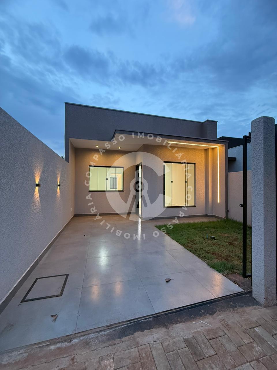 Casa no Parque da Lagoa com 2 quartos e garagem para 2 carros.