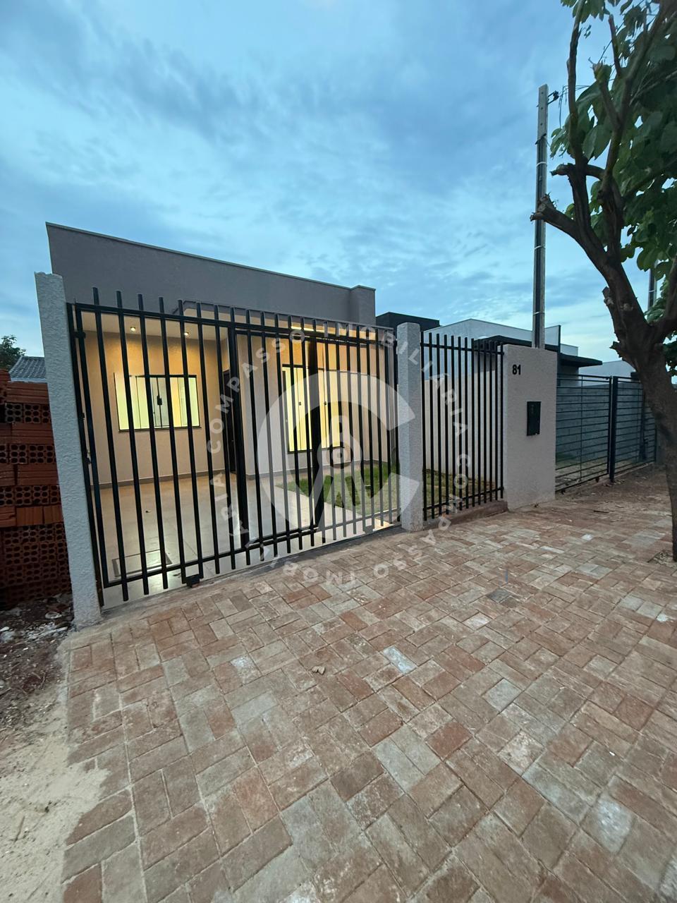 Casa no Parque da Lagoa com 2 quartos e garagem para 2 carros.