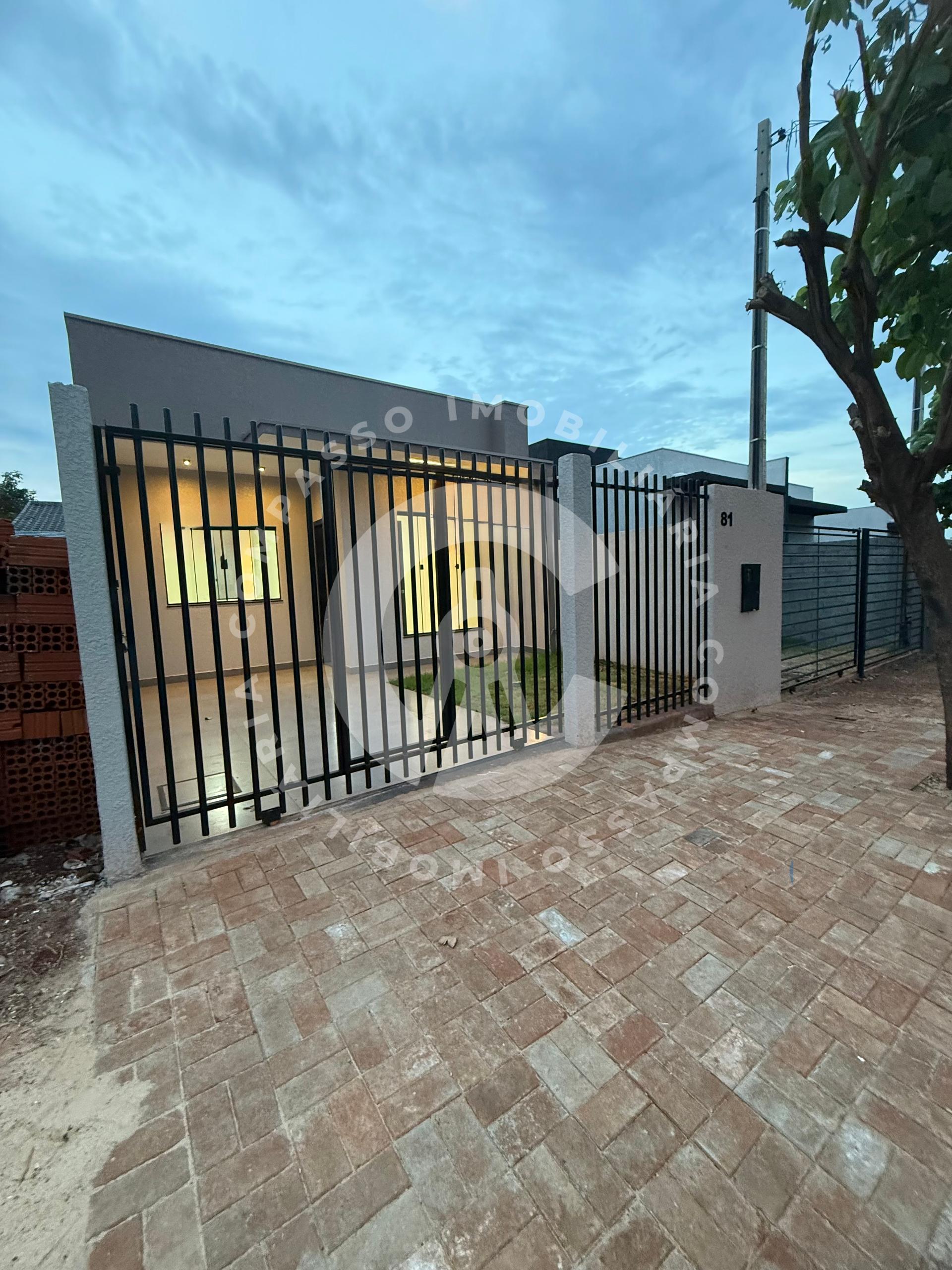 Casa no Parque da Lagoa com 2 quartos e garagem para 2 carros.