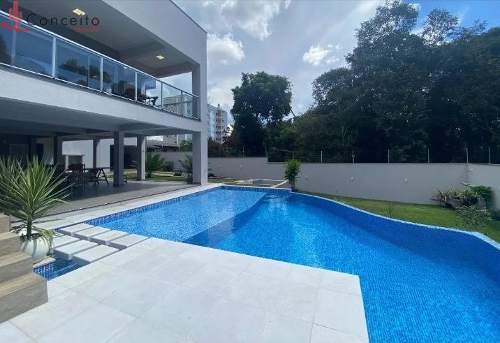 VENDE CASA DE ALTO PADRÃO LOCALIZADO NO BAIRRO VILA IZABEL.