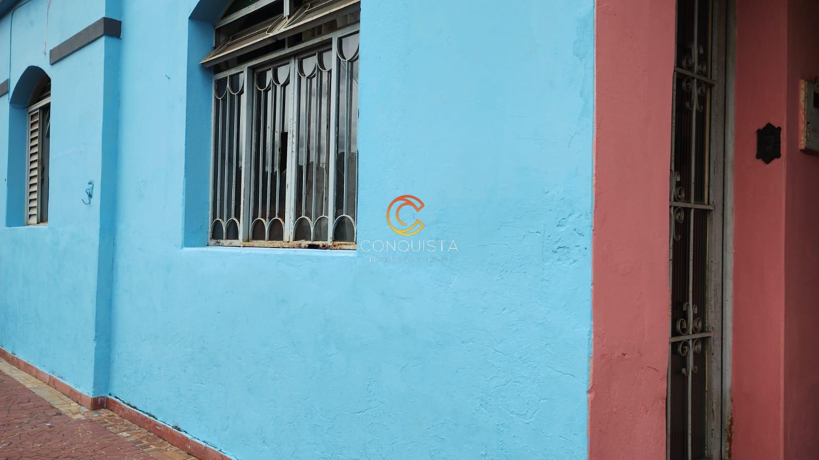 Casa no centro perto de comércios ótima oportunidade de invest...