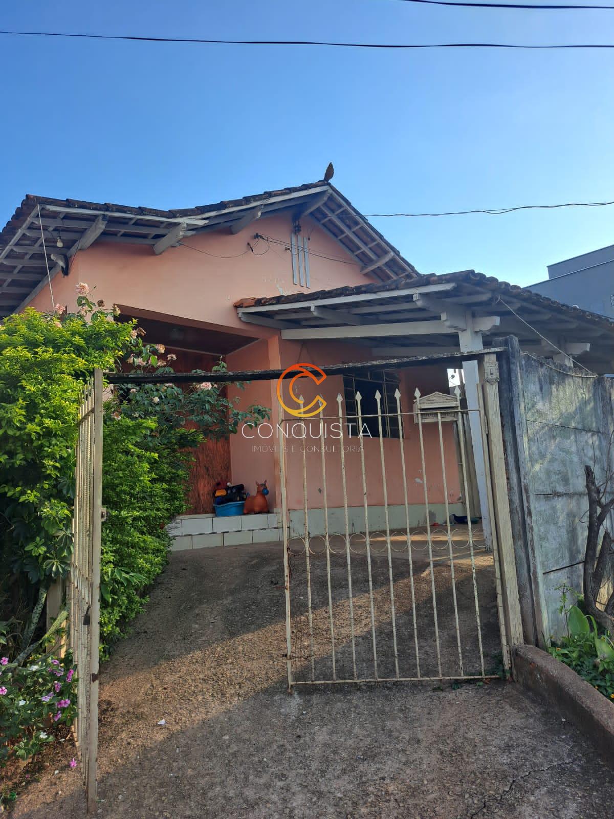 Casa possuindo 5 quartos localizada no bairro Vila São Geraldo...