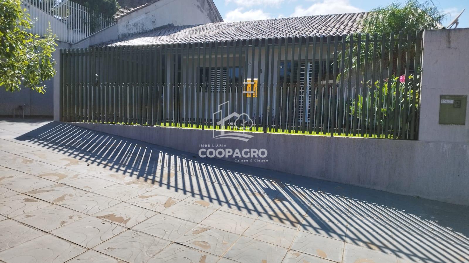 Casa em ?tima localiza??o, ? venda no Centro - Toledo - PR.