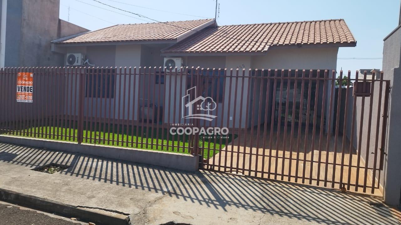 Casa à venda no Jardim Panorama - Toledo - PR. Com três dormit...