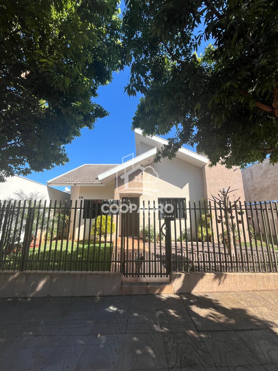 Casa à venda no Jardim Pancera - Toledo - PR. Com três dormitó...