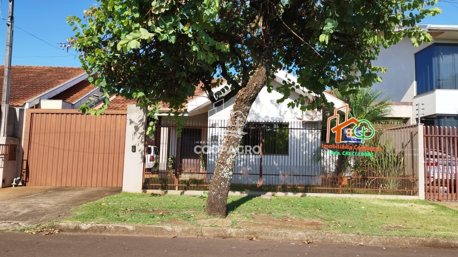 Casa à venda no Jardim Coopagro - Toledo - PR. Com três dormit...