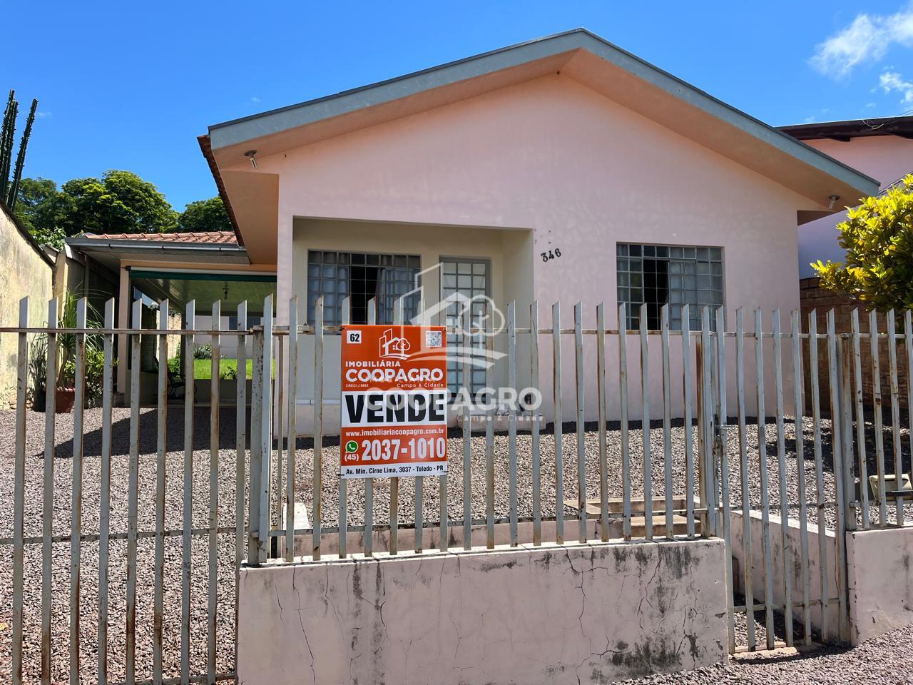 Casa á venda no Centro - Toledo - PR. Com três dormitórios.